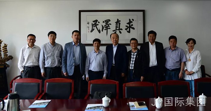 J9国际集团董事长颜贻意(左四)考察中国海洋大学 J9国际集团董事长颜贻意(左四)考察中国海洋大学
